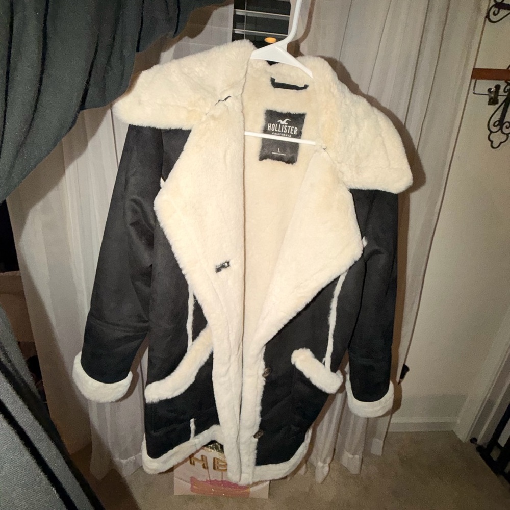 Hollister Women's Black and Cream Teddy Jacket
